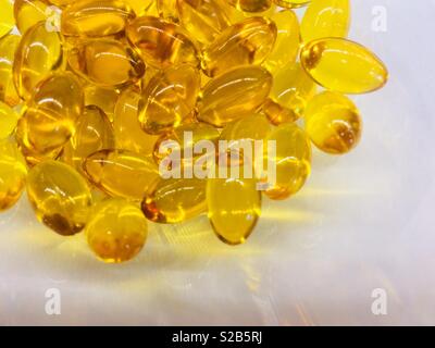 Olio di fegato di merluzzo capsule fuoriuscita Foto Stock