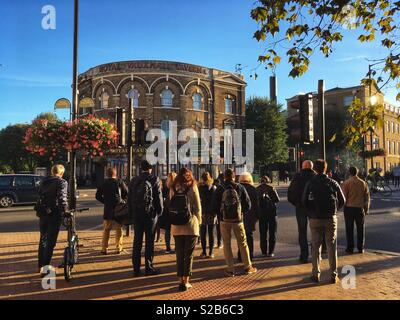 Persone attraversano la strada verso il Royal Vauxhall Tavern su Kennington Lane a Londra in Inghilterra il 24 settembre 2018 Foto Stock