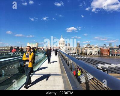 La gente a piedi attraverso il Millennium Bridge di Londra, in Inghilterra, il 25 settembre 2018 Foto Stock