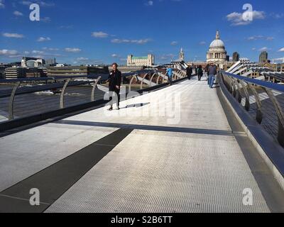 La gente a piedi attraverso il Millennium Bridge di Londra, in Inghilterra, il 25 settembre 2018 Foto Stock