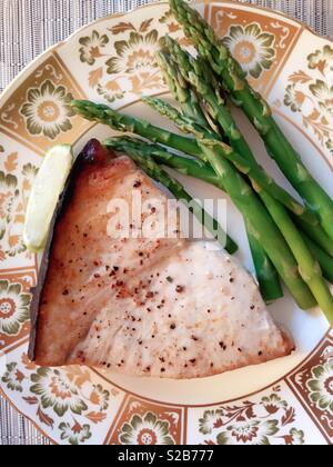 Pesce spada alla griglia bistecca e gli asparagi su un bel royal dalton piatti di porcellana cinese, STATI UNITI D'AMERICA Foto Stock
