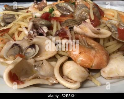 Pasta di molluschi, italiano spaghetti allo scoglio al ristorante Foto Stock