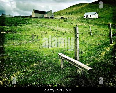 Crofthouses e fienile, recinzione e stile in isola di Lewis, Western Isles della Scozia, nel mese di settembre Foto Stock