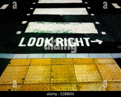 Guardare a destra attenzione a un attraversamento pedonale in Inghilterra Foto Stock