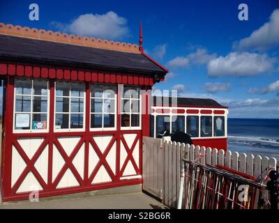 Scogliera vittoriano di sollevamento superiore e capolinea a Saltburn dal mare, Yorkshire Foto Stock