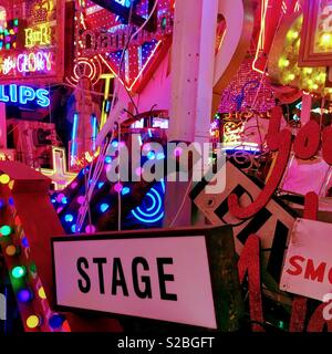 Una ridda di insegne al neon, proprio di Dio junkyard, Walthamstow, Londra Foto Stock