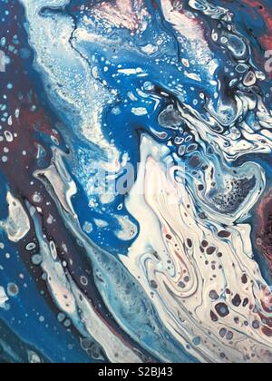 Extreme closeup di un dipinto astratto-fluente colori vibranti per uno sfondo. Foto Stock