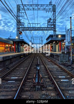 Sui binari del treno a Kyoto, Giappone vicino a Fushimi Inari-Taisha Foto Stock