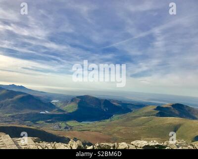 Guardando verso il basso il mondo dal vertice di Snowdon Foto Stock