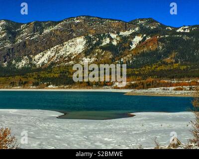 Lago di sbarramento, Kananaskis Country, Canadian Rocky Mountains, Alberta, Canada Foto Stock