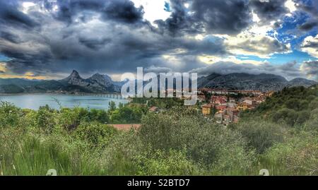 Riano e serbatoio del lago Embalse, Cantabrici, Leon, Spagna settentrionale. Foto Stock