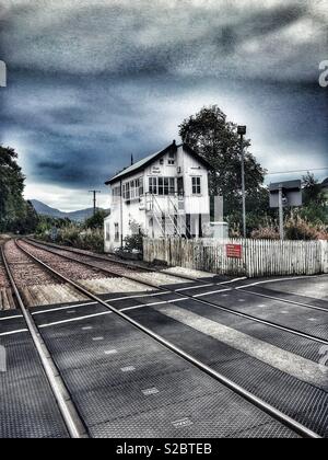 Blair Atholl stazione ferroviaria, incrocio ferroviario, binari ferroviari e stradali, Perthshire Scozia Scotland Foto Stock