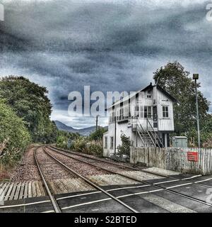 Blair Atholl stazione ferroviaria, incrocio ferroviario, binari ferroviari e stradali, Perthshire Scozia Scotland Foto Stock