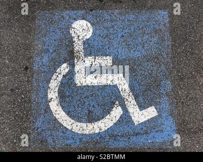 Handicap disabili parcheggi riservati ai disabili Foto Stock