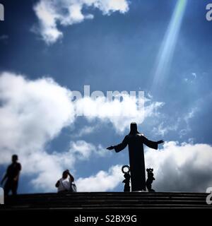 Un raggio di sole illumina la scultura di Cristo Rey o Cristo Re nel Cerro del Cubilete hill a Silao, Guanajuato, Messico Foto Stock