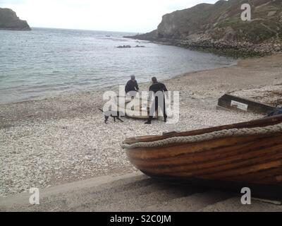 Il lancio di una barca da una spiaggia di ciottoli Foto Stock