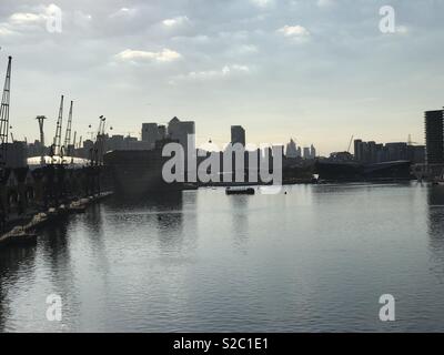 London skyline della città da una posizione elevata. Vista del Shard, il Gherkin, il centro di Londra e le funivie. Inoltre vi sono le gru e il fiume Tamigi e da Canary Wharf e l'O2 è sulla sinistra Foto Stock