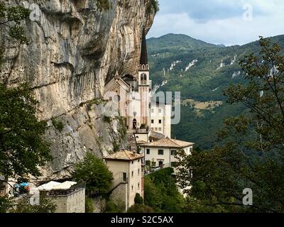 Santuario della Madonna della Corona, Ferrara di Monte Baldo, Spiazzi, Veneto, Italia. Foto Stock