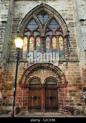 Parte anteriore del St Mary's Chiesa Parrocchiale con vetrate colorate al crepuscolo, Haddington, East Lothian, Scozia, Regno Unito Foto Stock