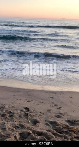 Un bel pomeriggio di sole presso la spiaggia di sabbia a Huntington Beach in California , Stati Uniti Foto Stock