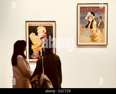 Le donne guardando le opere in galleria d'arte Foto Stock