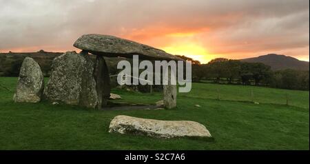 Tramonto a Pentre Ifan in Pembrokeshire Foto Stock