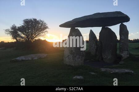 Pentre Ifan sepoltura camera presso sunrise Foto Stock