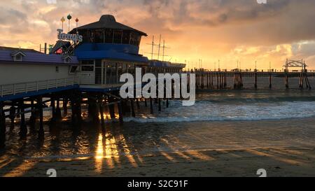 Il vecchio Tony's bar sul molo Redondo Beach, Los Angeles, CA, retroilluminato al tramonto Foto Stock