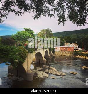 Guardando verso il ponte di fiori, Shelburne Falls, Massachusetts, Stati Uniti Foto Stock