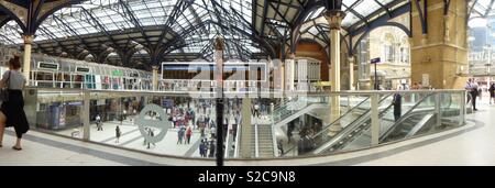 Vista panoramica di Londra Liverpool Street station con persone ristoranti negozi attività Foto Stock