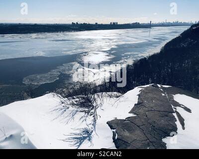 Un congelati Fiume Hudson come si vede dal Palisades Interstate Park nel New Jersey Foto Stock