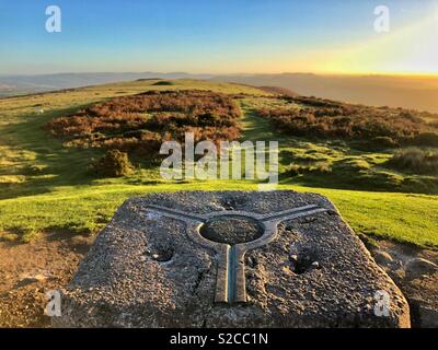 Punto trigonometrico sulla cima della montagna di Garth, Cardiff, Galles del Sud, di mattina presto, Ottobre. Foto Stock