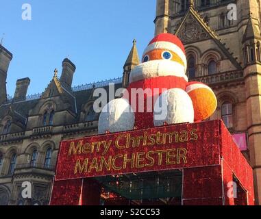 Il "Buon Natale Manchester" segno al Manchester Mercatini di Natale, Albert Square, Manchester. Foto Stock