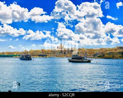 Cityview sulla Valletta , la città capitale di Malta, Europa, vista da Sliema, Basilica di Nostra Signora del Monte Carmelo, Cattedrale Anglicana di San Paolo Foto Stock