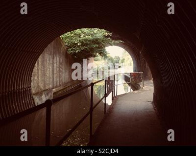 Canal tunnel lungo Droitwich Spa canal. Foto Stock