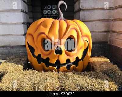 Scary pumpkin face statua in pubblico Foto Stock