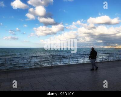 Uomo che cammina su Beirut Libano lungomare. Foto Stock
