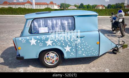 Piccola casa mobile auto rimorchio, realizzata da un'annata Trabbi o Trabant Foto Stock