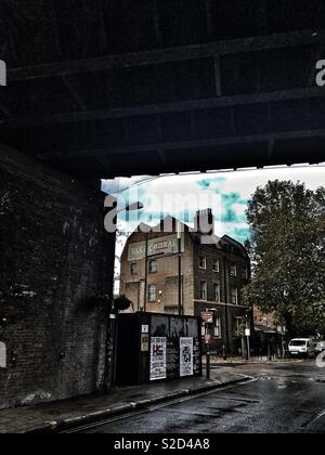 Il coraggio annuncio su che cosa ha usato per essere il coraggio & Co. Ltd Brewery presi dalle strade del parco a Southwark, Londra in Inghilterra Foto Stock