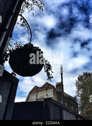 Il Coraggio annuncio su che cosa ha usato per essere il coraggio & Co. Ltd la fabbrica di birra a Southwark, Londra in Inghilterra Foto Stock