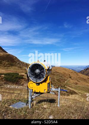 Macchina neve sulle pendici della montagna Fellhorn nelle Alpi tedesche. Foto Stock