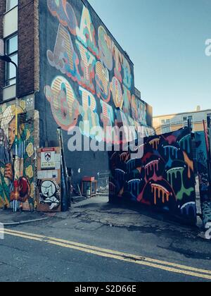 Shoreditch arte di strada con il blu del cielo e pavimento Foto Stock