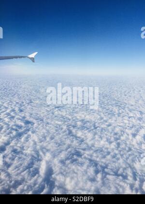 Vista da un aereo finestra (da qualche parte al di sopra dell'Europa) che guarda le nuvole Foto Stock