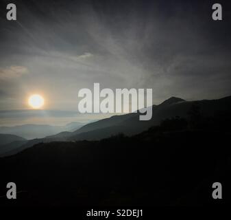 Il sole splende sulle montagne dopo l'alba in Lachatao nella Sierra Norte di Oaxaca, Messico Foto Stock