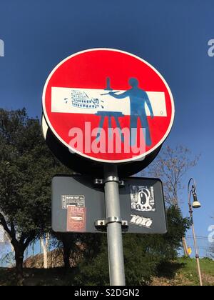 Colosseo cartello stradale da Clet Abraham Foto Stock