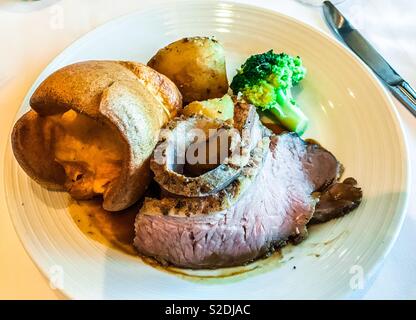 Arrosto di manzo Yorkshire pudding di patate arrosto e broccoli sulla piastra bianca Foto Stock