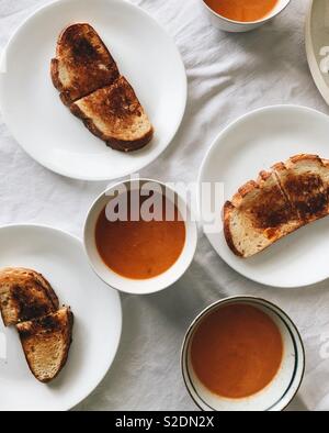 Formaggio alla griglia e minestra di pomodoro Foto Stock