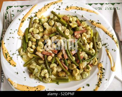 Fave Fresche con aglio e pancetta. Foto Stock