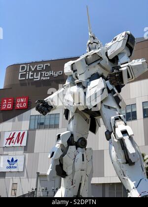 La vita-dimensionato Unicorn Gundam statua fuori DiverCity Tokyo Plaza in Odaiba, presso Tokyo Foto Stock