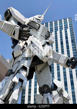 La vita-dimensionato Unicorn Gundam statua fuori DiverCity Tokyo Plaza in Odaiba, presso Tokyo Foto Stock